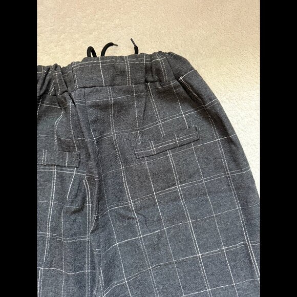 Gray Elasticized Mid Rise Cropped Pants - Picture 3 of 5